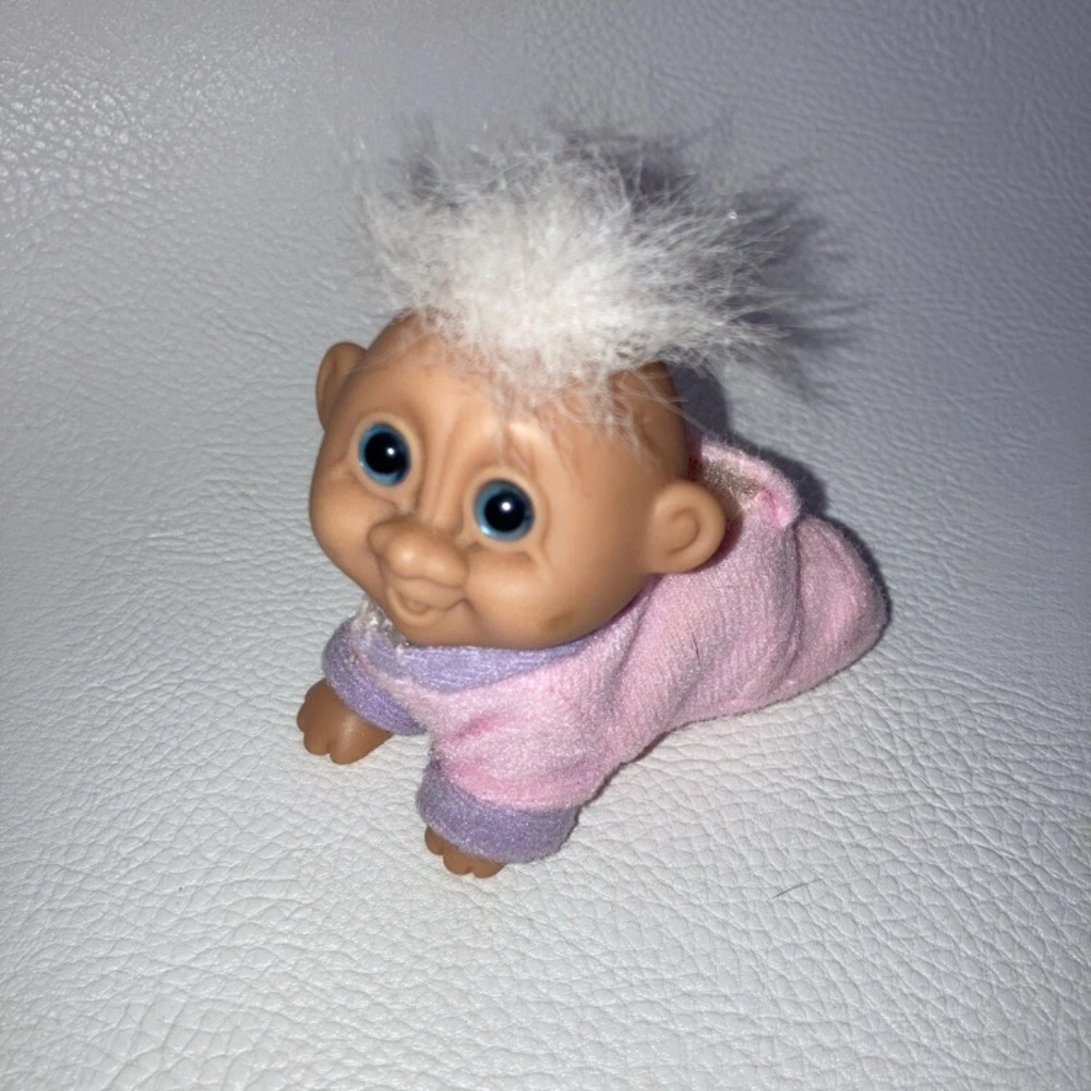 CRAWLING BABY GIRL - 3" Russ Troll Doll White Hair / Full Piece Outfit  Vintage
